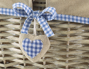 Weidenkorb grau mit Textil in natur und blau-wei�em Karomuster