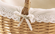 Weidenkorb mit Henkel undTextil mit H�kelborte