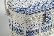 N�hk�stchen oval aus Kunststoff und Textil mit blau wei�em Muster