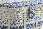 N�hk�stchen oval aus Kunststoff und Textil mit blau wei�em Muster