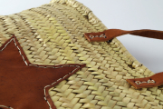 Ibizatasche aus Palmblatt mit Echt-Lederhenkeln und Sterndeko aus Leder