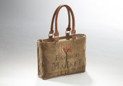 Handtasche MARKET aus bedrucktem Canvas mit Lederhenkeln und Applikationen