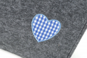 Filztasche dunkelgrau mit blauer Herz-Applikation