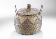 Korb mit Deckel aus Seegras mit Kunststoffband umwickelt
