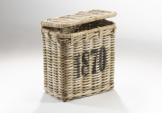 Universalkorb mit Klappdeckel und Aufschrift 1870 aus Rattan Kubu-Grey