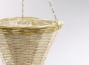 Blumenampel aus Weide wei� rund spitz mit curryfarbenem Rand aus Polyrattan