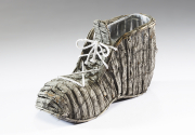 Deko-Schuh bepflanzbar aus grauer Rinde mit Folie ausgeschlagen 35 cm