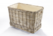 Kaminholzkorb aus grauem Rattan mit Leinenfutter und stabilen Rollen