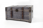 Truhe KUBA aus Holz grau mit Metall- und Kunstlederapplikationen GR2