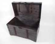 Truhe KUBA aus Holz grau mit Metall- und Kunstlederapplikationen GR3