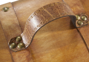 Truhe BARBUDA aus Holz braun mit Metall- und Kunstlederapplikationen S/2