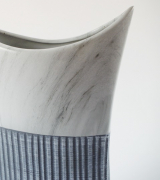 Deko-Vase aus Keramik am oberen Rand mit Spitzen grau-wei�