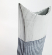 Deko-Vase aus Keramik am oberen Rand mit Spitzen grau-wei�