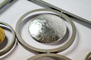 Wanddekoration aus Metall Ranke mit goldenen,silbernen und grauen Kreisen
