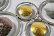 Wanddekoration aus Metall Ranke mit goldenen,silbernen und grauen Kreisen