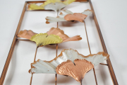 Wanddekoration mit Ginkobl�ten aus Metall in den Farben Kupfer und Gold