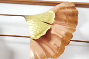 Wanddekoration mit Ginkobl�ten aus Metall in den Farben Kupfer und Gold