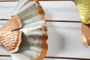 Wanddekoration mit Ginkobl�ten aus Metall in den Farben Kupfer und Gold