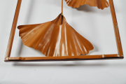Wanddekoration mit Ginkobl�ten aus Metall in den Farben Kupfer und Gold