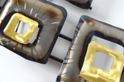 Wanddekoration aus  Metall mit gold und silberfarbenen Rechtecken